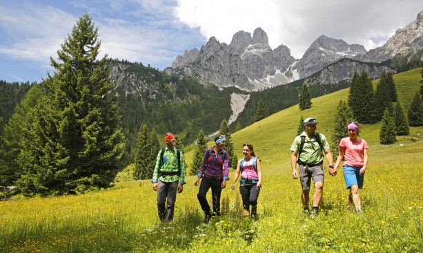 Familie beim Wandern in Filzmoos, Blick auf Bischofsmütze  ©TVB Filzmoos, Herbert Raffalt