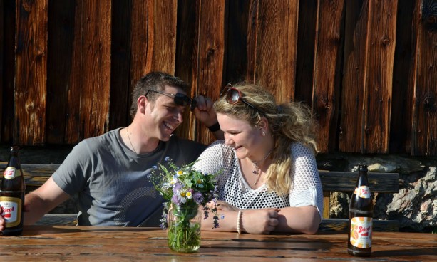 Carina und Robert nach dem Wandern bei einer Almrast in Filzmoos