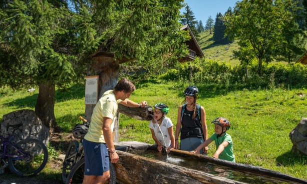 Familie beim Radfahren in Filzmoos © Filzmoos Tourismus - Lorenz Masser